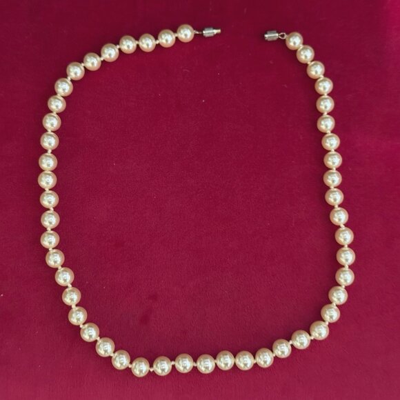 String of Faux Pearls Costume Necklace, Princess Length, Barrel Clasp, Vintage - Picture 13 of 14
